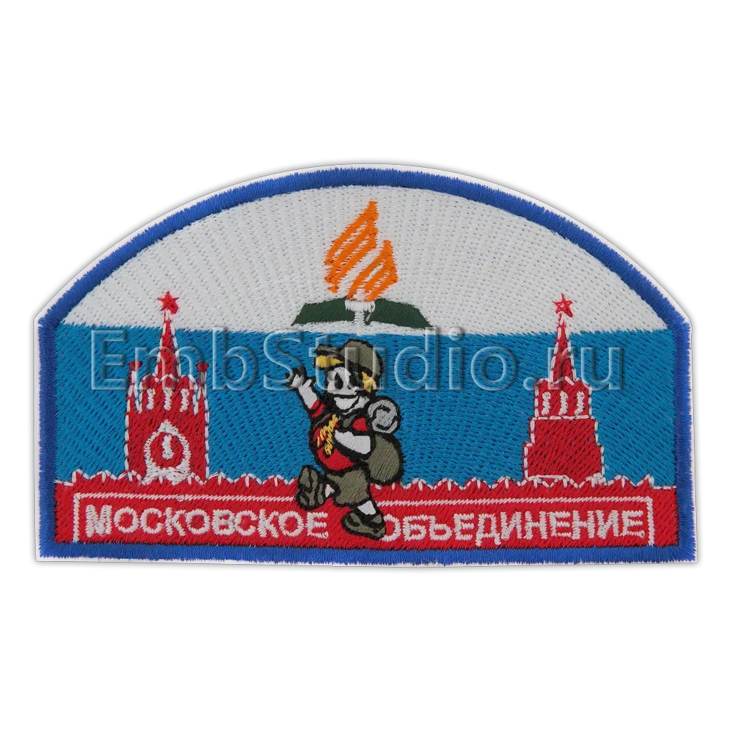 Вышитая нашивка с башнями Кремля, факелом и фигурой на голубом фоне