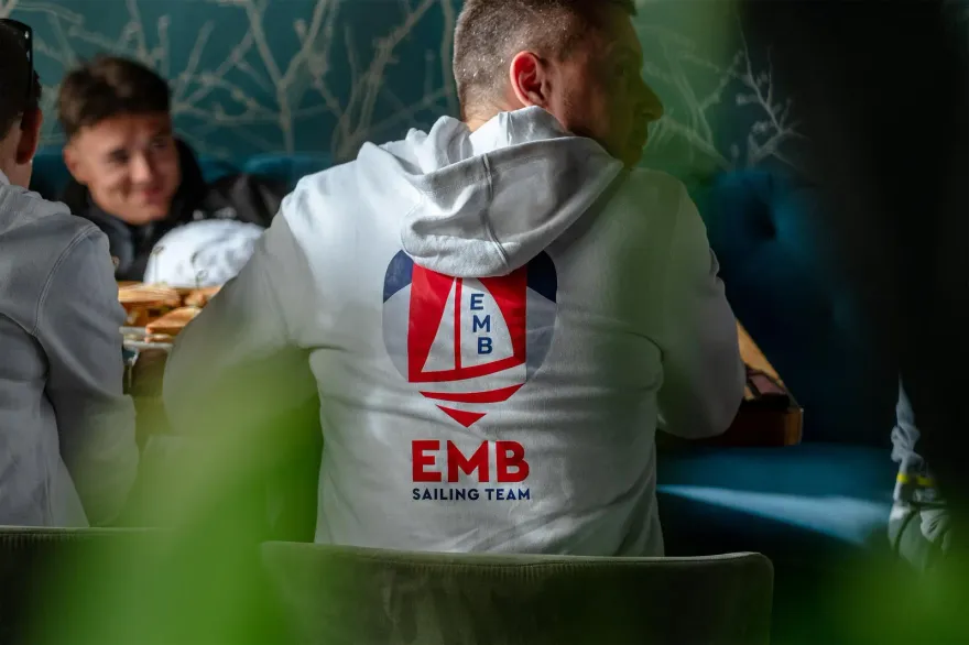 Худи EMB Sailing Team — фирменный принт на спине крупным планом