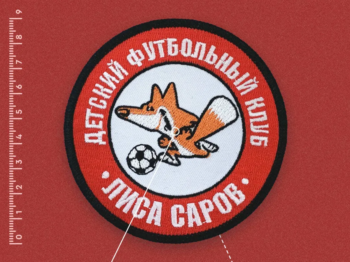 Круглый вышитый шеврон с лисой и мячом, край закрыт обмёточным швом