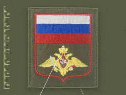 Вышитый шеврон на оливковой основе — плотная вышивка и ручная обрезка