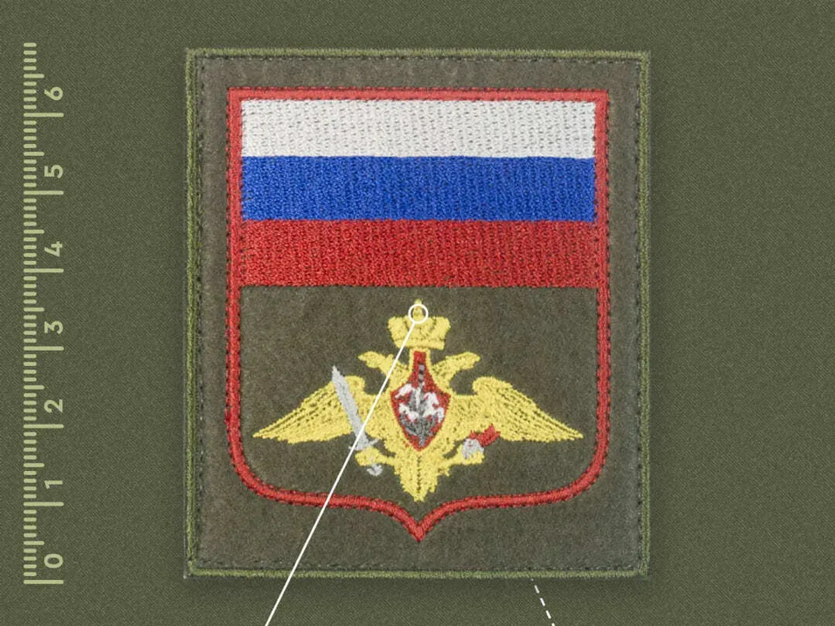 Прямоугольный вышитый шеврон с флагом и эмблемой, снят с линейкой для масштаба
